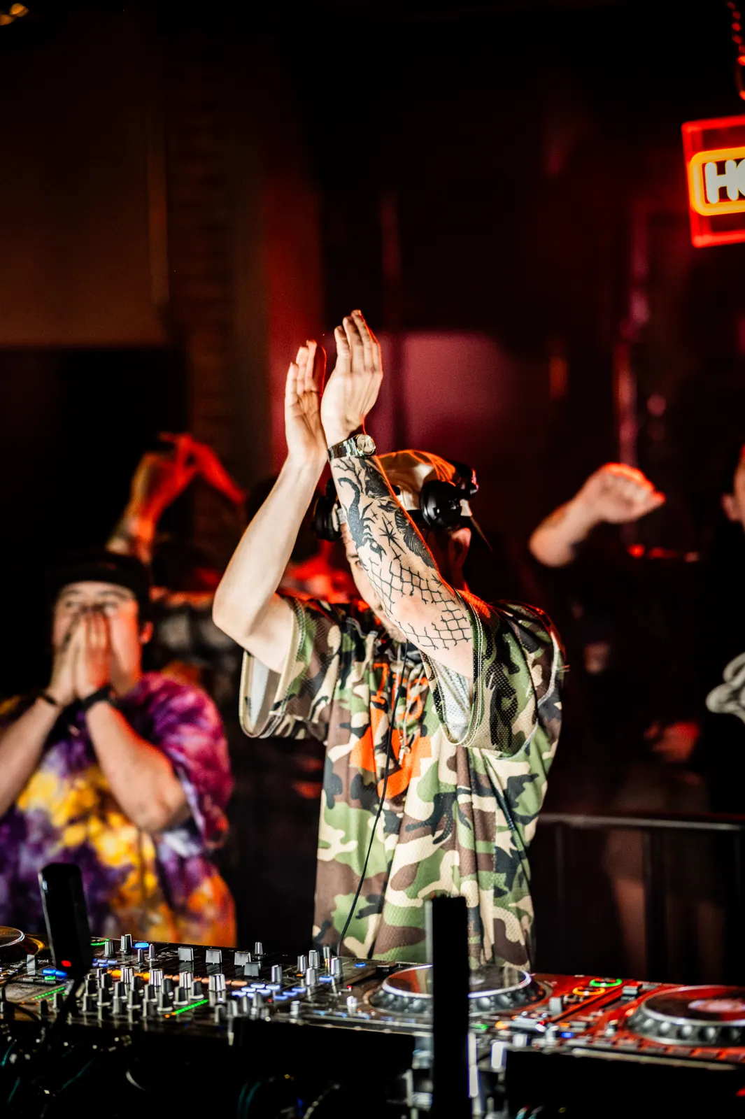 SUBSHIFT clapping behind the decks